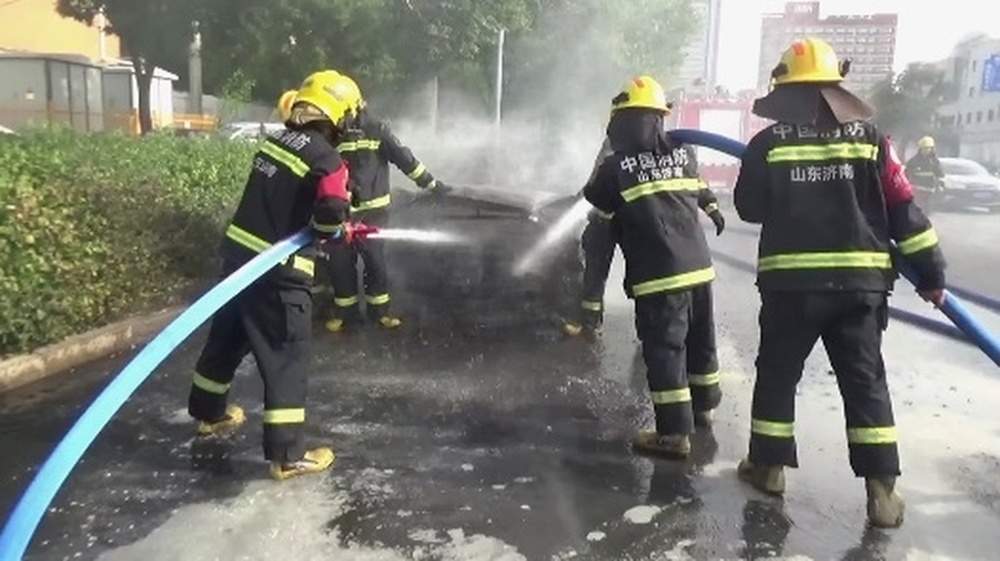 济南街头一私家车突发自燃,多方救援