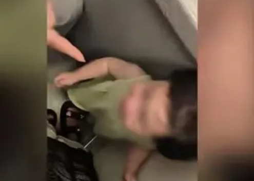 1岁多女童被两陌生女子关厕所“立规矩”？网友炸了！