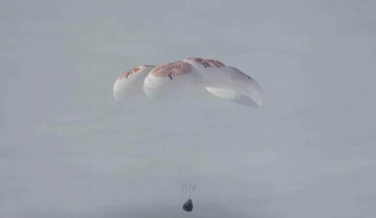 四名宇航员搭乘美国“龙”飞船返回地球