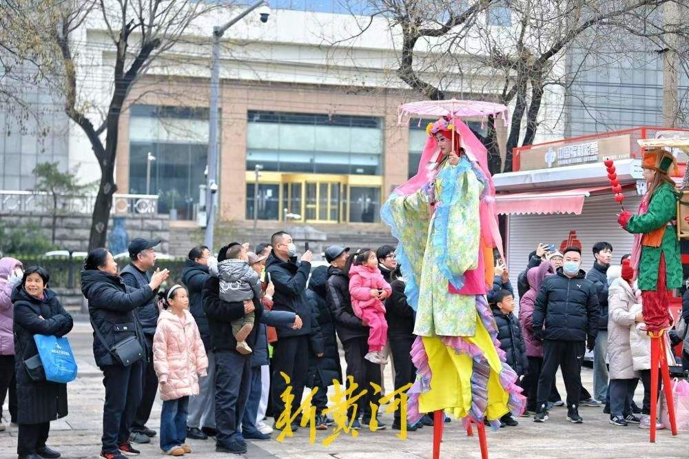 欢声笑语迎元宵 济南老商埠上演精彩高跷表演