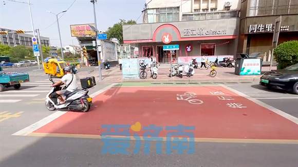 济南泺源大街与朝山街交叉口增加新交通标志，方便非机动车借道通行