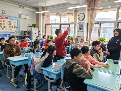 山东师大附小六年级六班 开展“安全教育”活动
