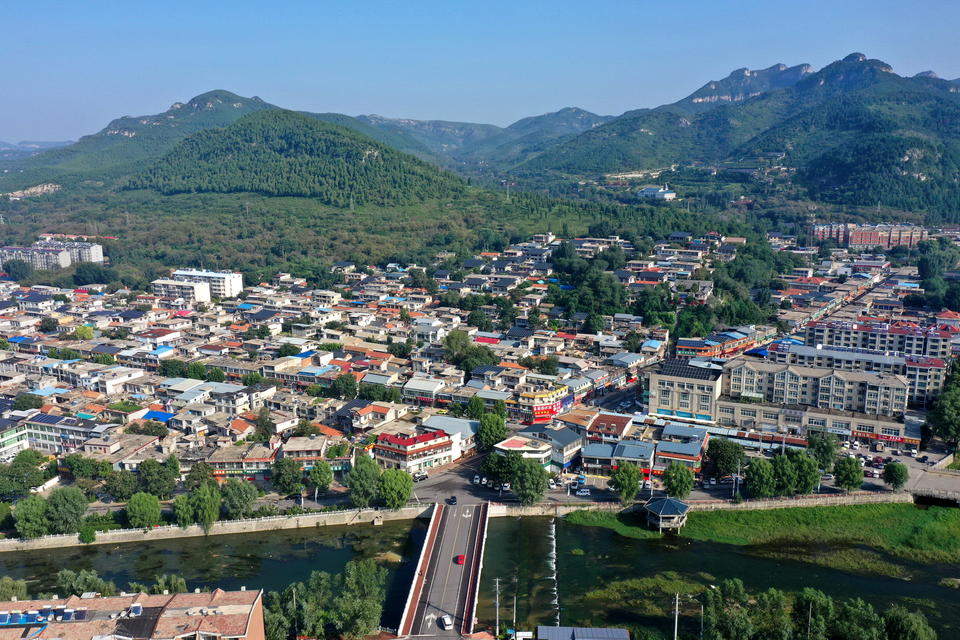 济南南山古镇旧貌换新颜，山水环绕成游客打卡点
