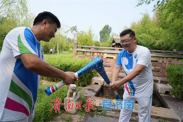 泉耀玫城 水映世界——2025济南国际泉水节“泉炬”传递平阴站侧记