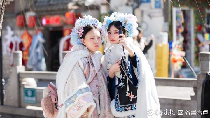 寒潮中的古风丽影：明府城中汉服女孩定格青春美好