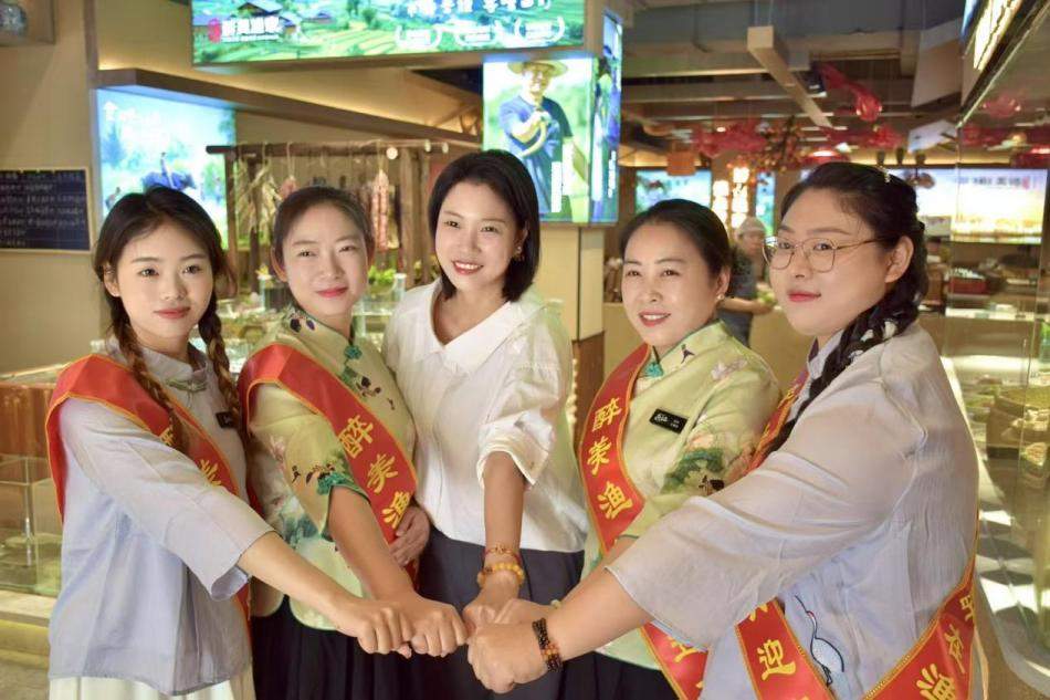 5年新开4家餐厅,留守女孩蜕变网红“掌柜”