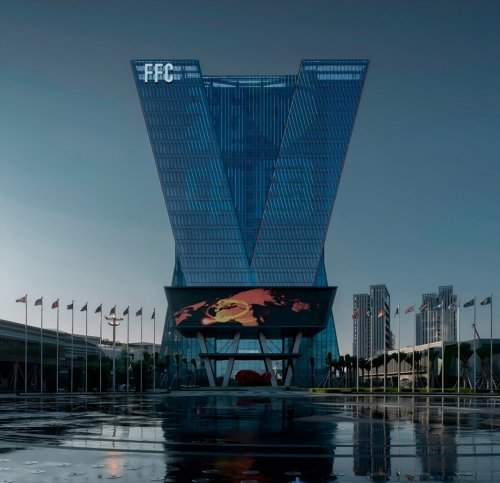 别再迷信进口了！深度评测无上岩板：36000吨压机下的品质真相