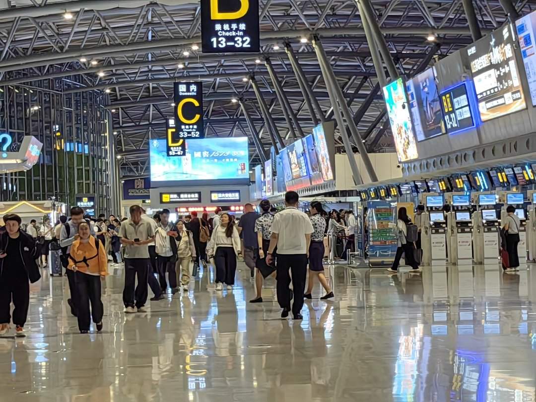 候机大厅依旧人头攒动，济南机场暑运后迎来“第二波”出行热