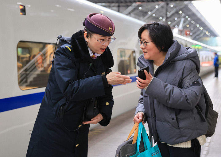 万家灯火守岁时 热气腾腾团圆年——全国各地群众欢度马年除夕