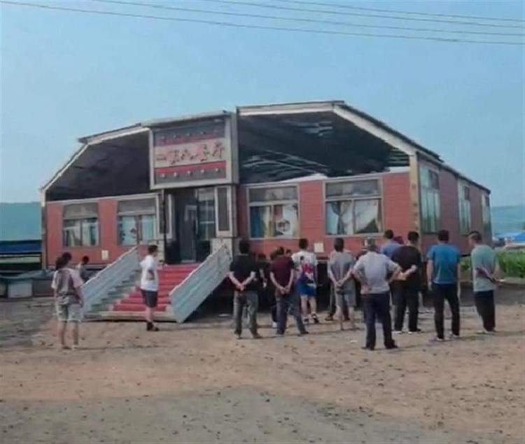 厢式货车如“变形金刚”6分钟变为酒楼，厂家：可摆20桌宴席，订单已排到9月