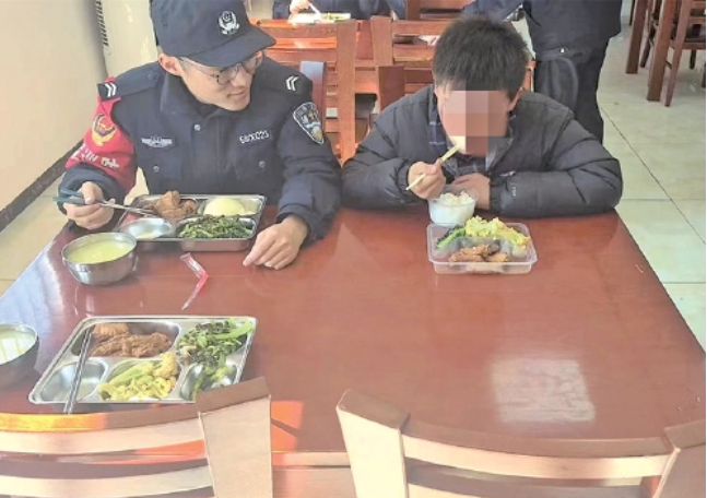 少年负气离家出走民警救助纾解心结