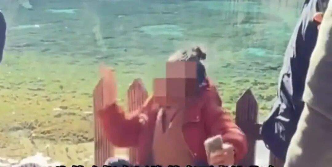 男子将吃完的玉米扔进九寨沟景区湖中，被指责“乱扔垃圾”后情绪激动‌掌掴自己，大声回怼：既然有污染，为什么卖给人吃！