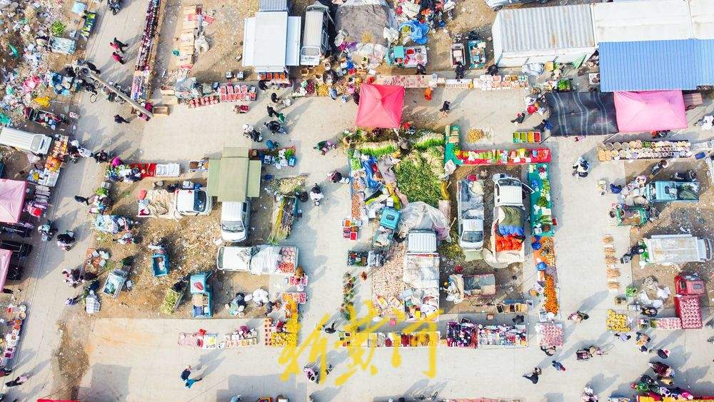 济南王府大集迎客流高峰，年货摊位如彩带装点乡村