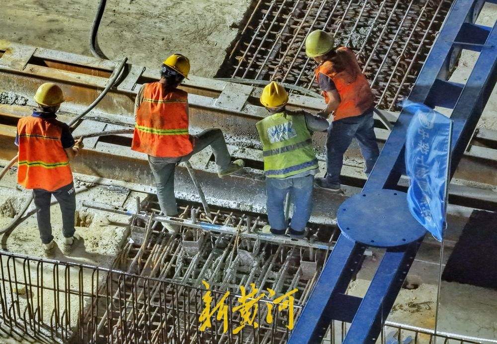 潍宿高铁跨京沪高速连续梁顺利合龙
