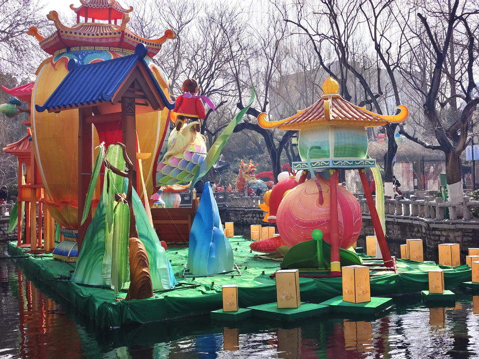 趵突泉畔花灯绮丽，春光里续写华章