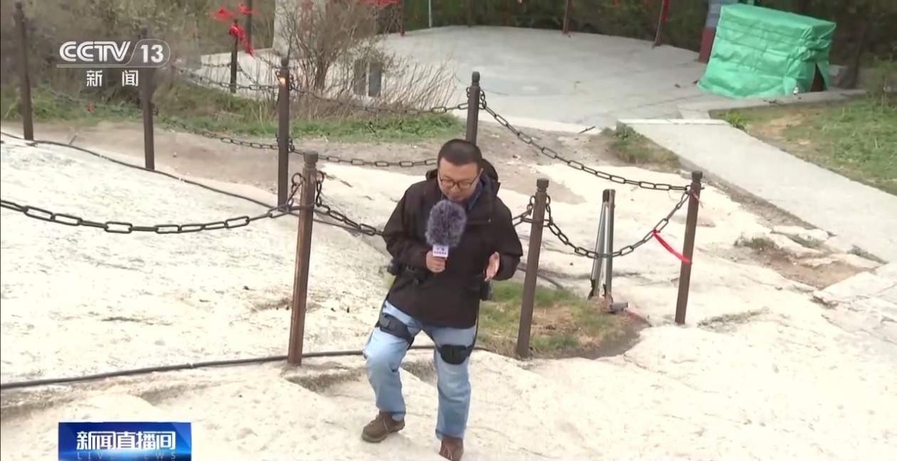 “五一”去哪儿？攀登华山有“外挂” 雪山杜鹃醉春光