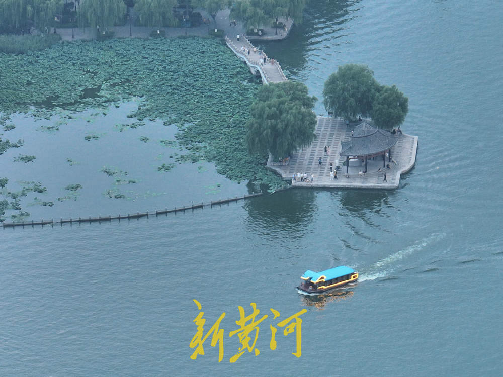 盛夏傍晚，游客乘船畅游大明湖享受自然凉  