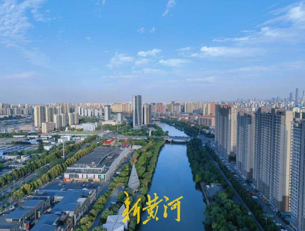 国庆遇上泉城蓝，小清河蓝天白云相映成趣