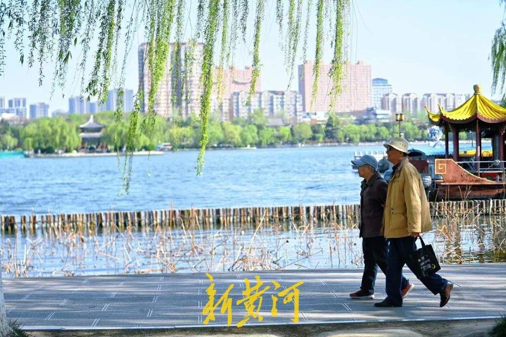 济南大明湖迎客流高峰 游人行走湖畔宛若画中游