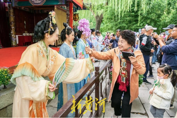 泉池映秋菊，第47届趵突泉金秋菊展启幕