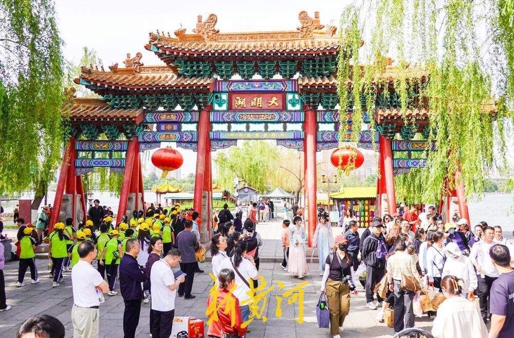 五一假期未到已迎旅游高峰 工作日旅游团观光成主角