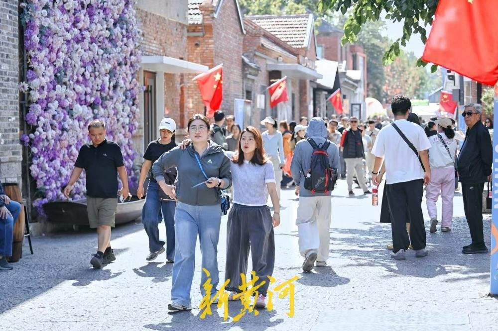 济南百年上新街游人如织，国庆假期成亲子游好去处