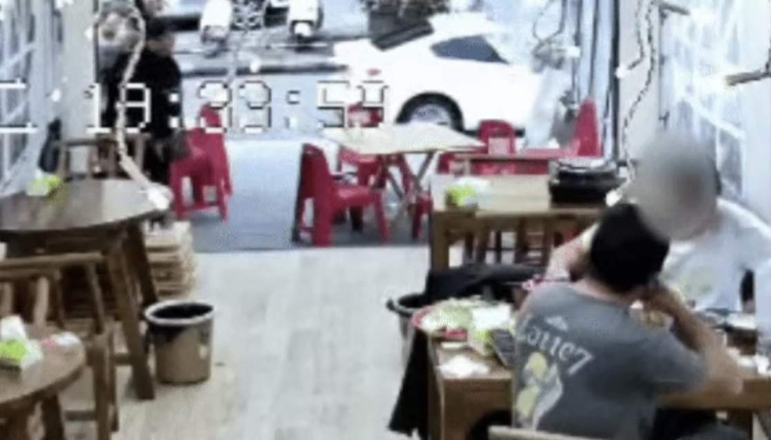 只是在火锅店多看了一眼 警花顺手“涮出”两名嫌疑人