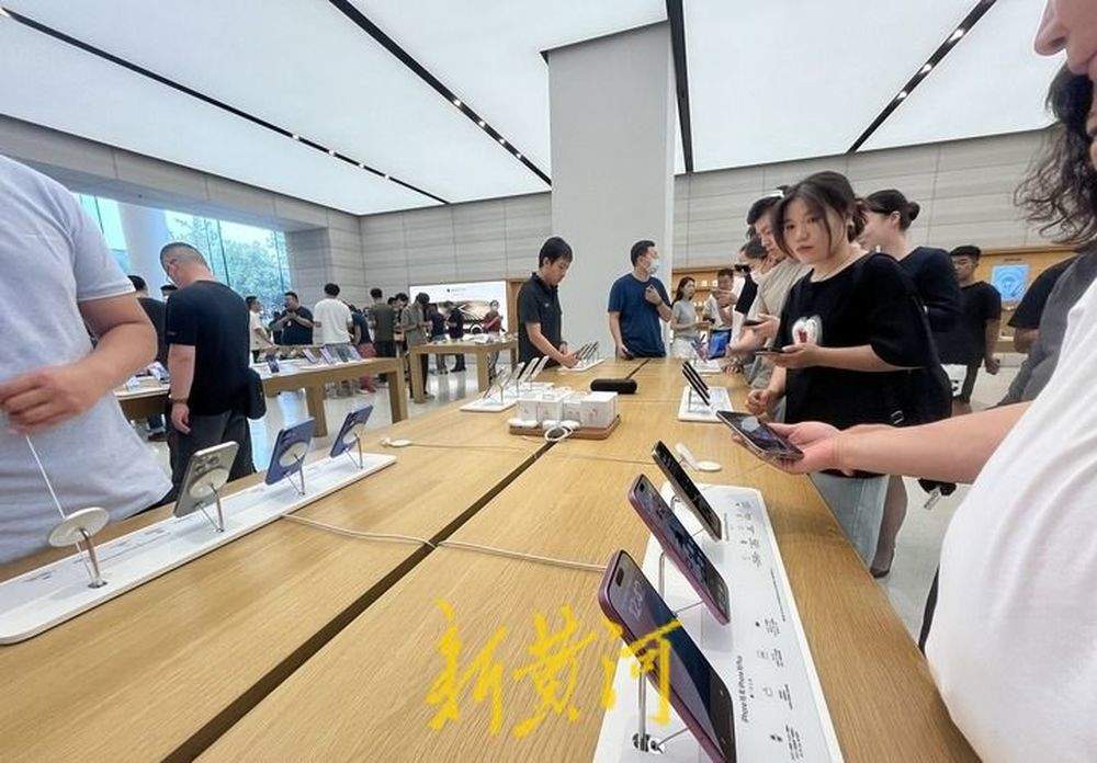 苹果、华为新机同日发售，溢价空间压缩iPhone黄牛“哭了”，三折叠手机等待时间“非常长”