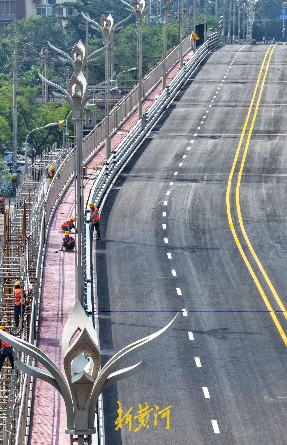 济南纬二路跨铁路天桥桥上路段改造完工