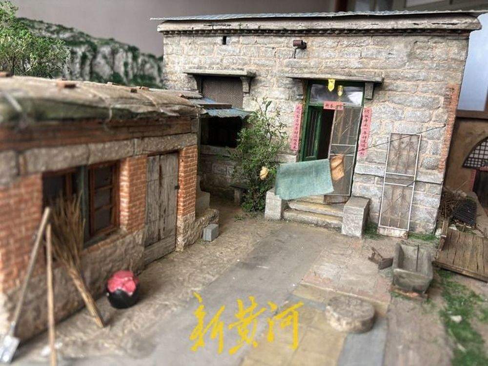90后小伙复刻爷爷的老宅：屋子有200多个物件，最小的仅0.1厘米