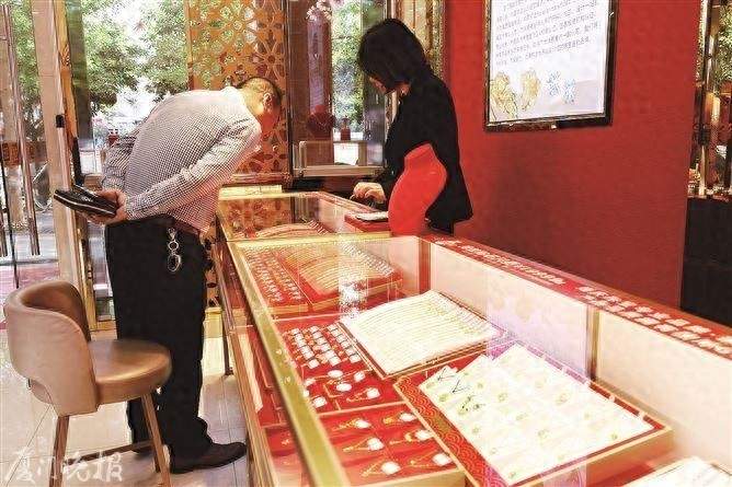 足金价格飙升至825元/克!这类金饰走俏