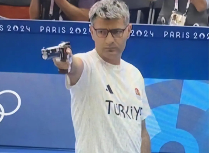 是派了个杀手吗？土耳其大叔不戴护具单手插兜射击摘银 曾是军官