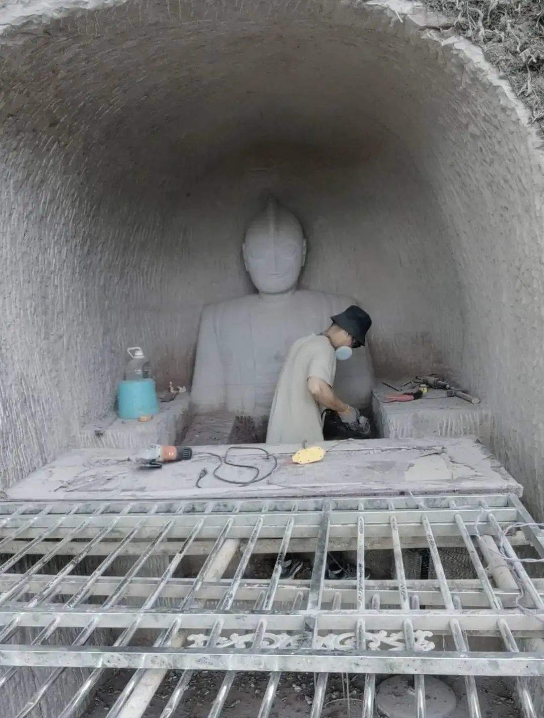 四川安岳一博主雕刻“奥特曼石窟”惹争议，本人回应