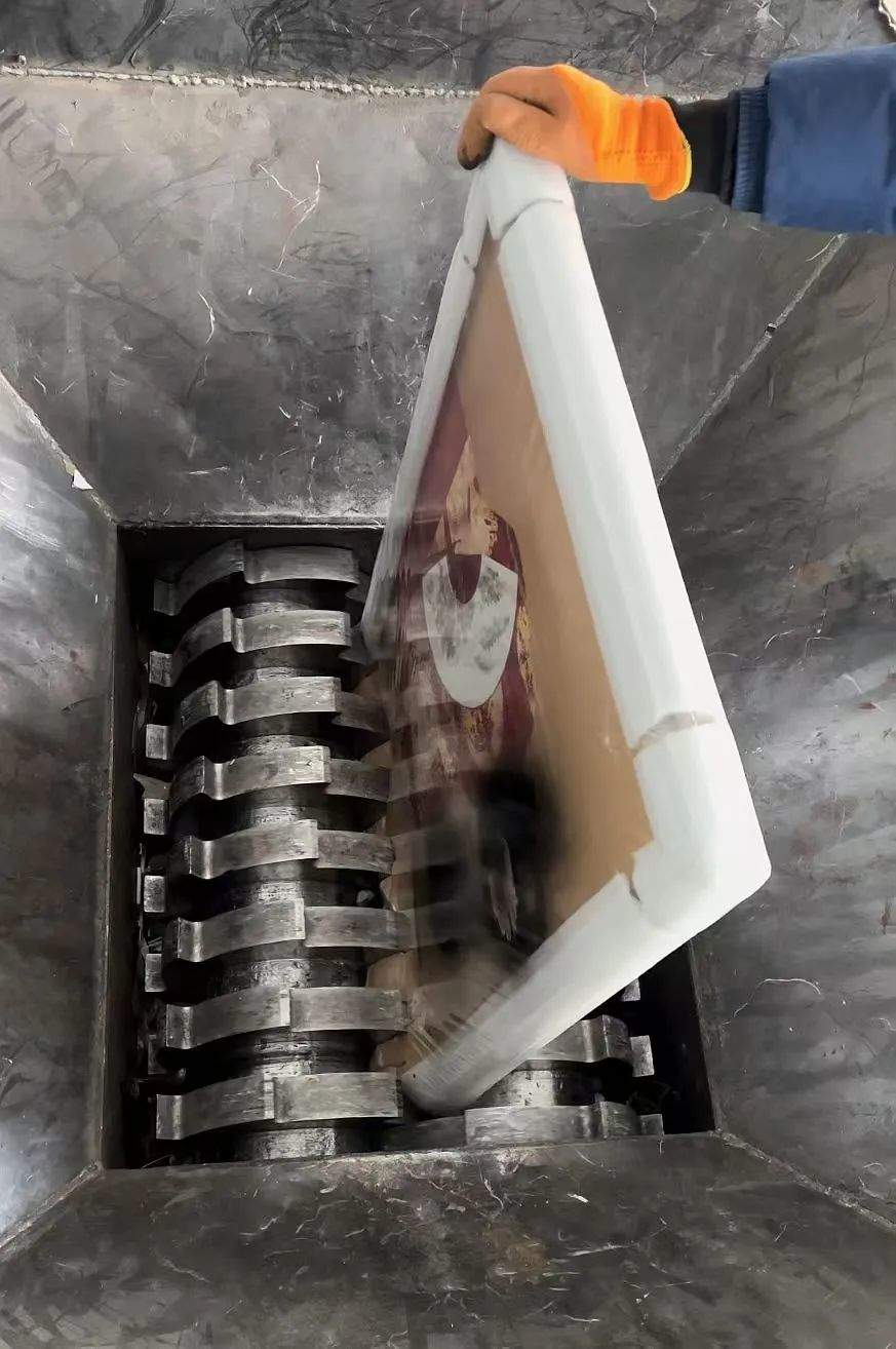 他用“爱情粉碎机”见证5000段关系的终结,婚纱照销毁师否认年入300万