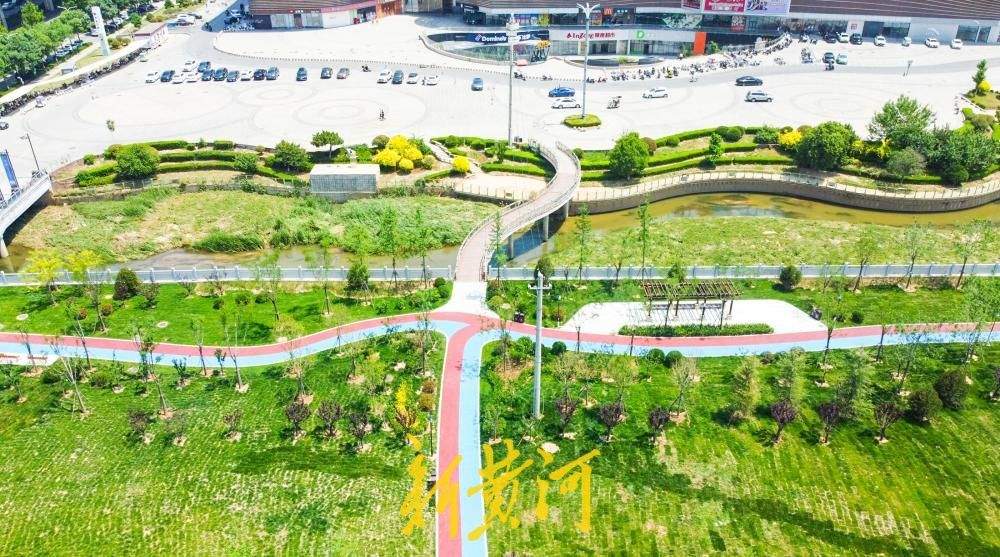 济南工业北路旁小汉峪沟改造 闲置地变身滨水草坪公园