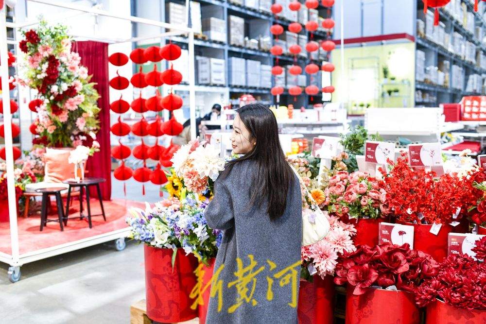 商家打造“新年红”主题场景，传统年货变身网红打卡装置