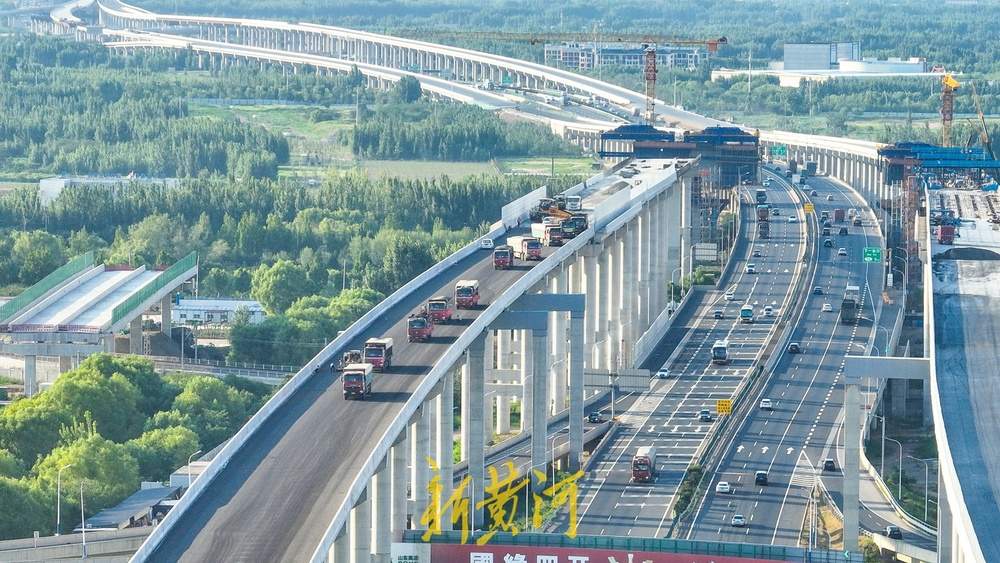 项目强省会｜京台高速公路新建高架长龙铺沥青