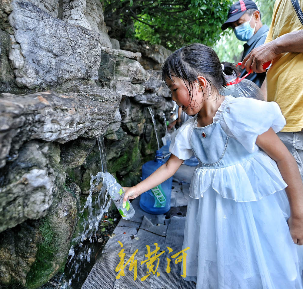 出伏首日济南高温持续  泉水直饮点成市民游客避暑“心头好”