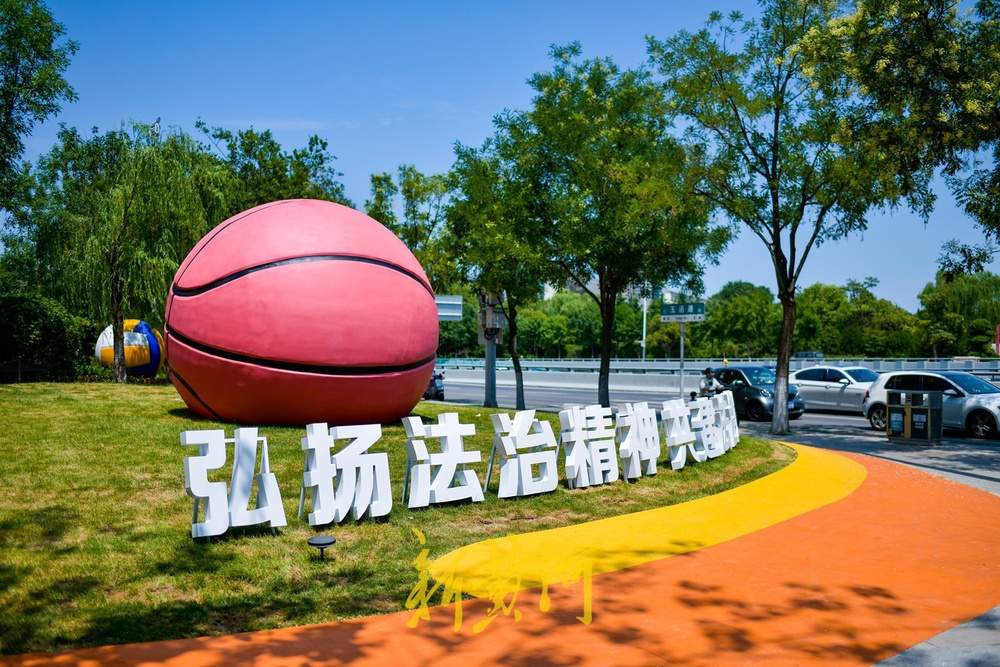 体育运动主题装饰，扮靓济南街头转角景观