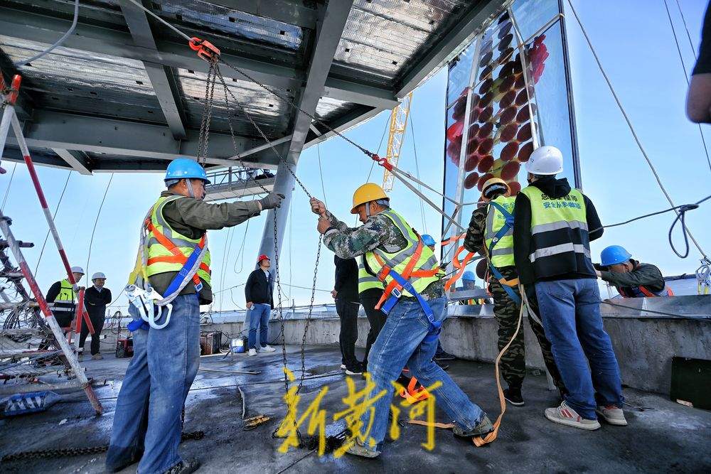 百米高空吊装比车还重的玻璃，拼装误差不超两毫米 济南机场新塔台幕墙施工攻克难关