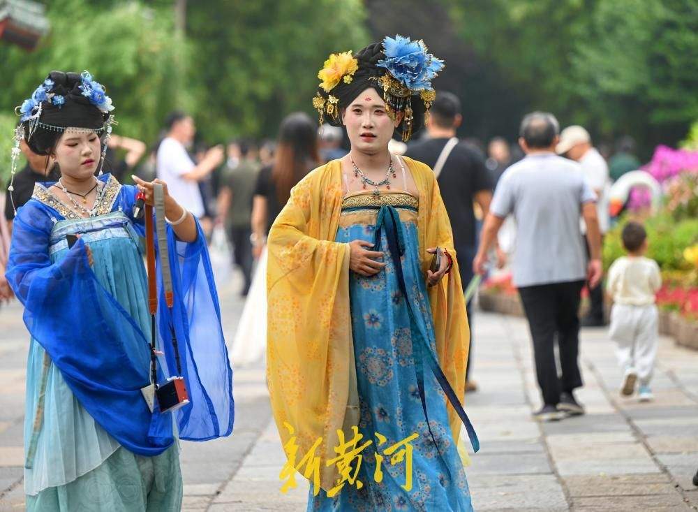 济南：趵突腾空迎佳节