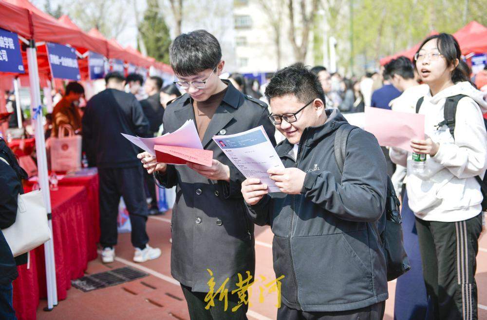 “选择济南 共赢未来”驻济高校双选会举行 300余家企业提供岗位上万个