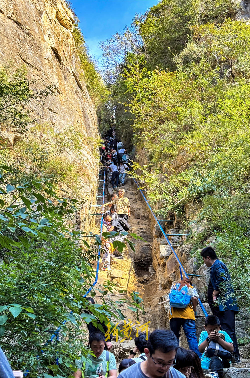 “泉”在济南享金秋｜游客在龙洞风景区“一线天”感受山崖险峻