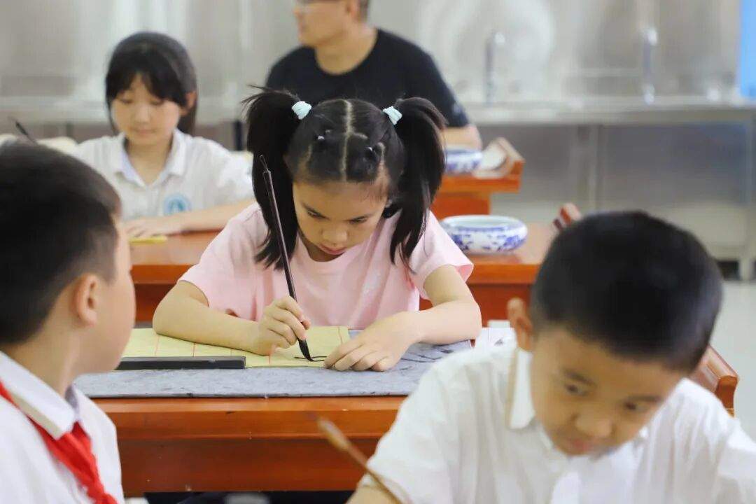 翰墨润童心 墨香伴成长——长清湖实验学校魏碑楷书名家课堂圆满举行