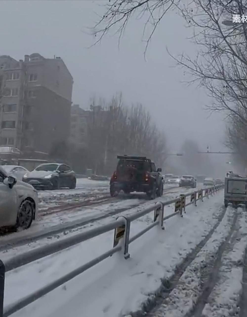 车号鲁A55X7E!济南车主大雪中化身“拖车侠”