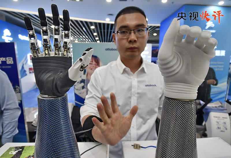 【央视快评】勇敢克服困难挑战 积极追求人生梦想