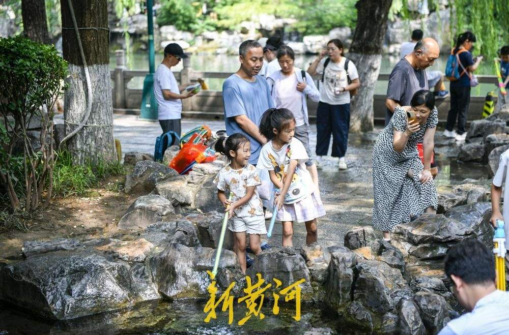 护城河畔汇波泉成夏日戏水乐园 泉水漫青石送来天然清凉
