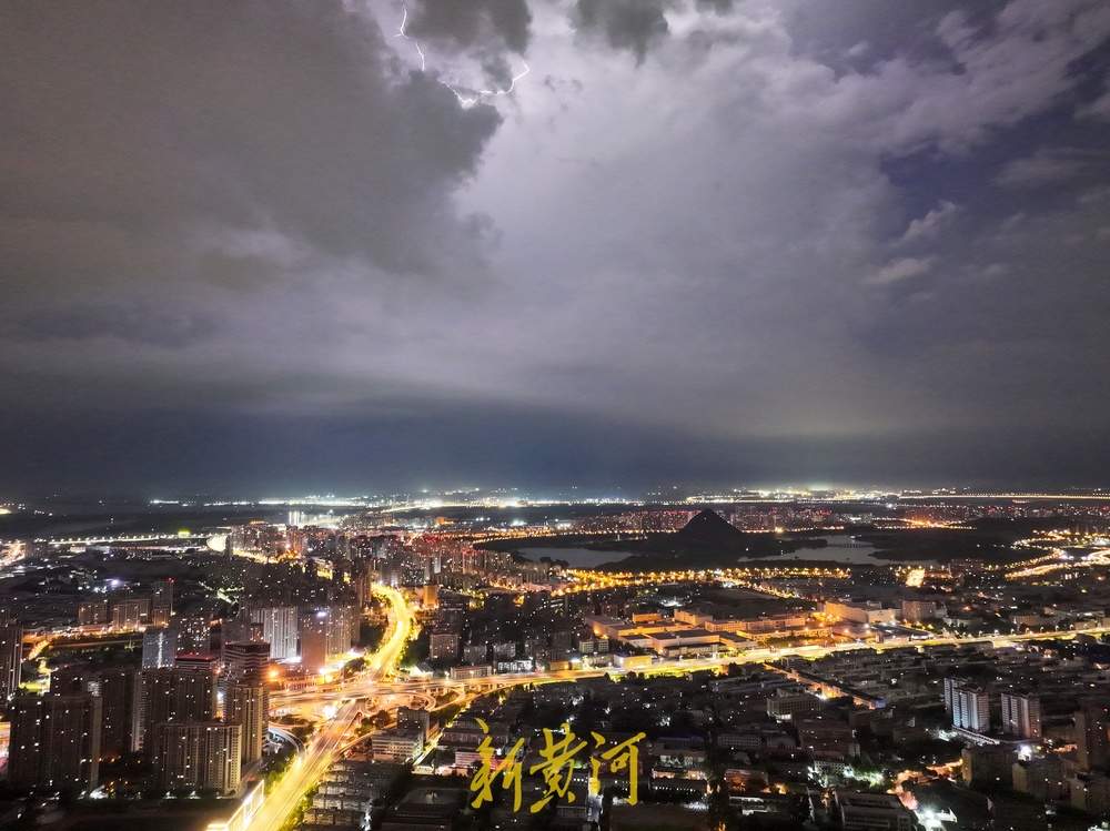 闪电盛宴！济南夜空上演“雷暴灯光秀”