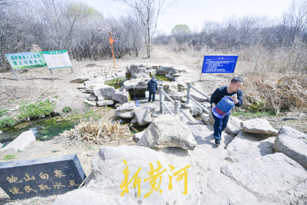 济南东站旁名泉提升 取水点形似“月牙飞瀑”