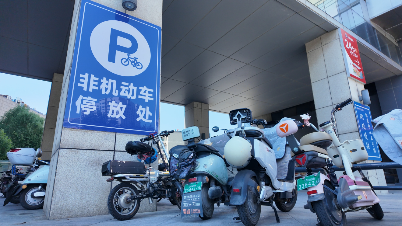 融媒·见证丨日均客流6万人，电动车停放问题咋破解？黄金地段“抠”车位